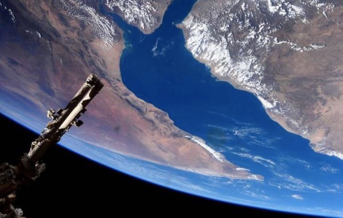 Вид Землі з Космосу - вона не пласка, а має форму кулі