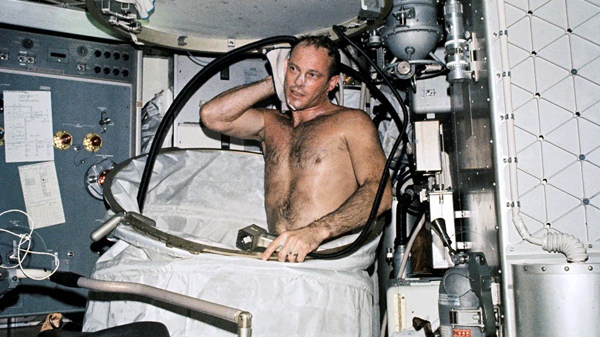 Астронавти теж люди: як у космосі миються, приймають душ, ходять у туалет, перуть одяг Астронавти теж люди: як у космосі миються, приймають душ, ходять у туалет, перуть одяг