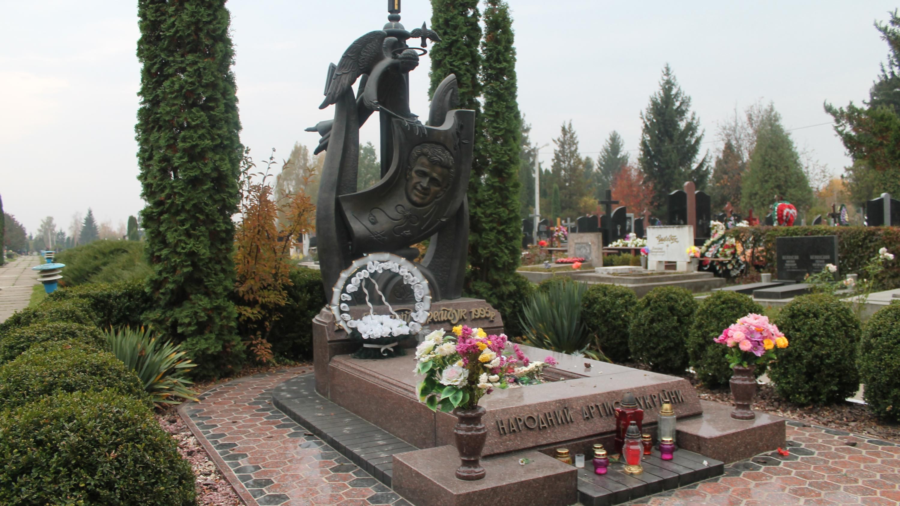 Яворина на могилі Назарія Яремчука: чи росте це дерево на Центральному кладовищі Чернівців Яворина на могилі Назарія Яремчука: чи росте це дерево на Центральному кладовищі Чернівців