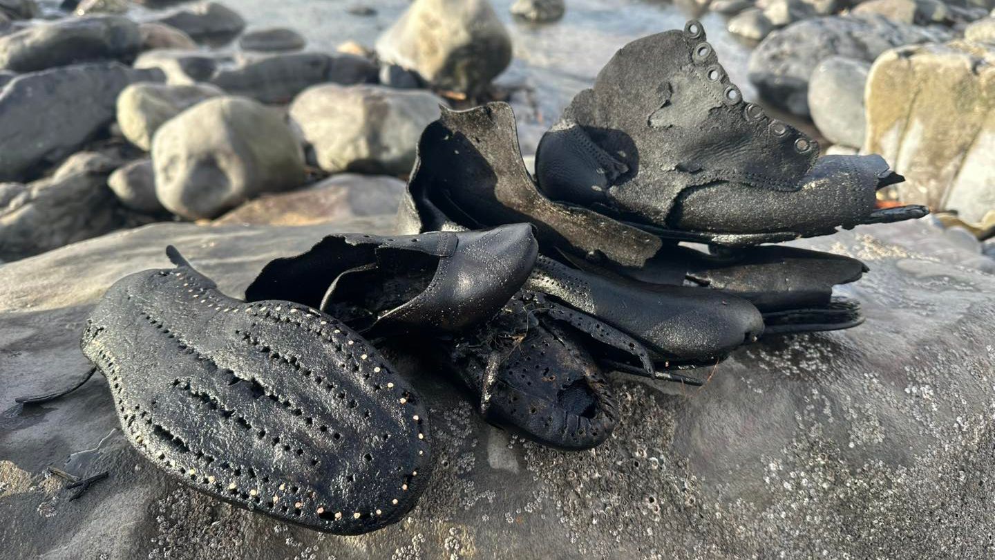 Жуткая находка: в Уэльсе на пляже появились сотни кожаных ботинок Жуткая находка: в Уэльсе на пляже появились сотни кожаных ботинок