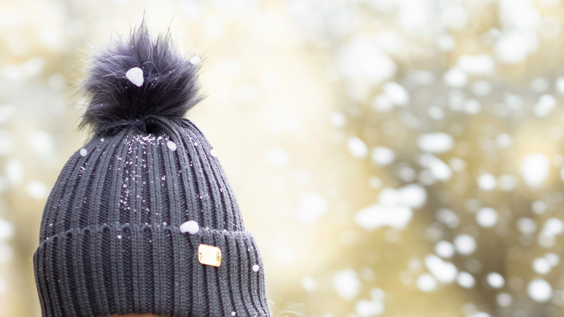 Чому на зимових шапках є помпони