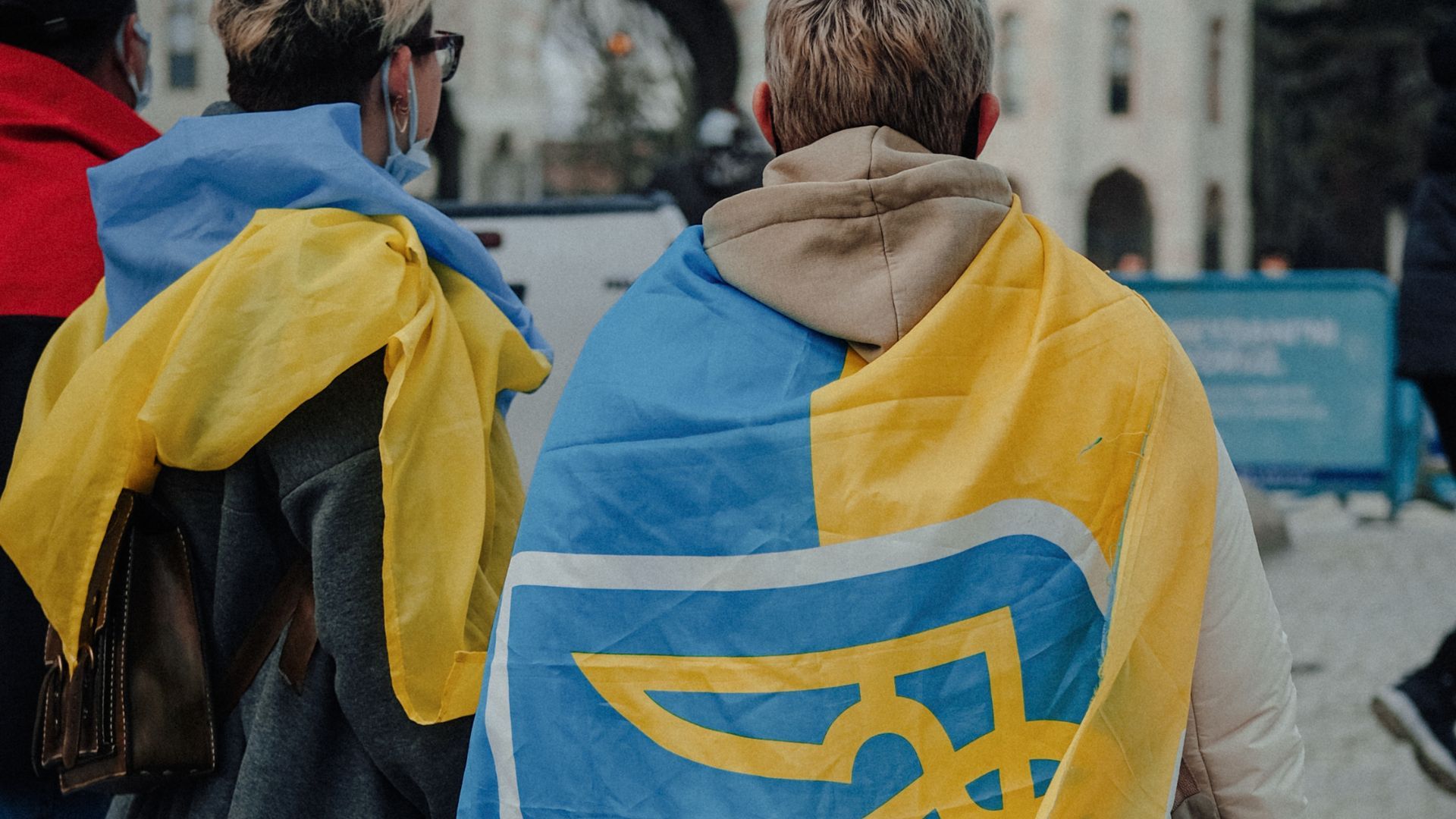 Люди с флагами Украины