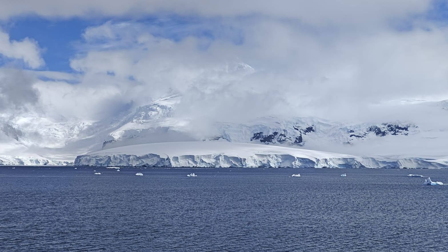 От холмов и гор до долин: что спрятано под массивным ледовым щитом Антарктиды От холмов и гор до долин: что спрятано под массивным ледовым щитом Антарктиды