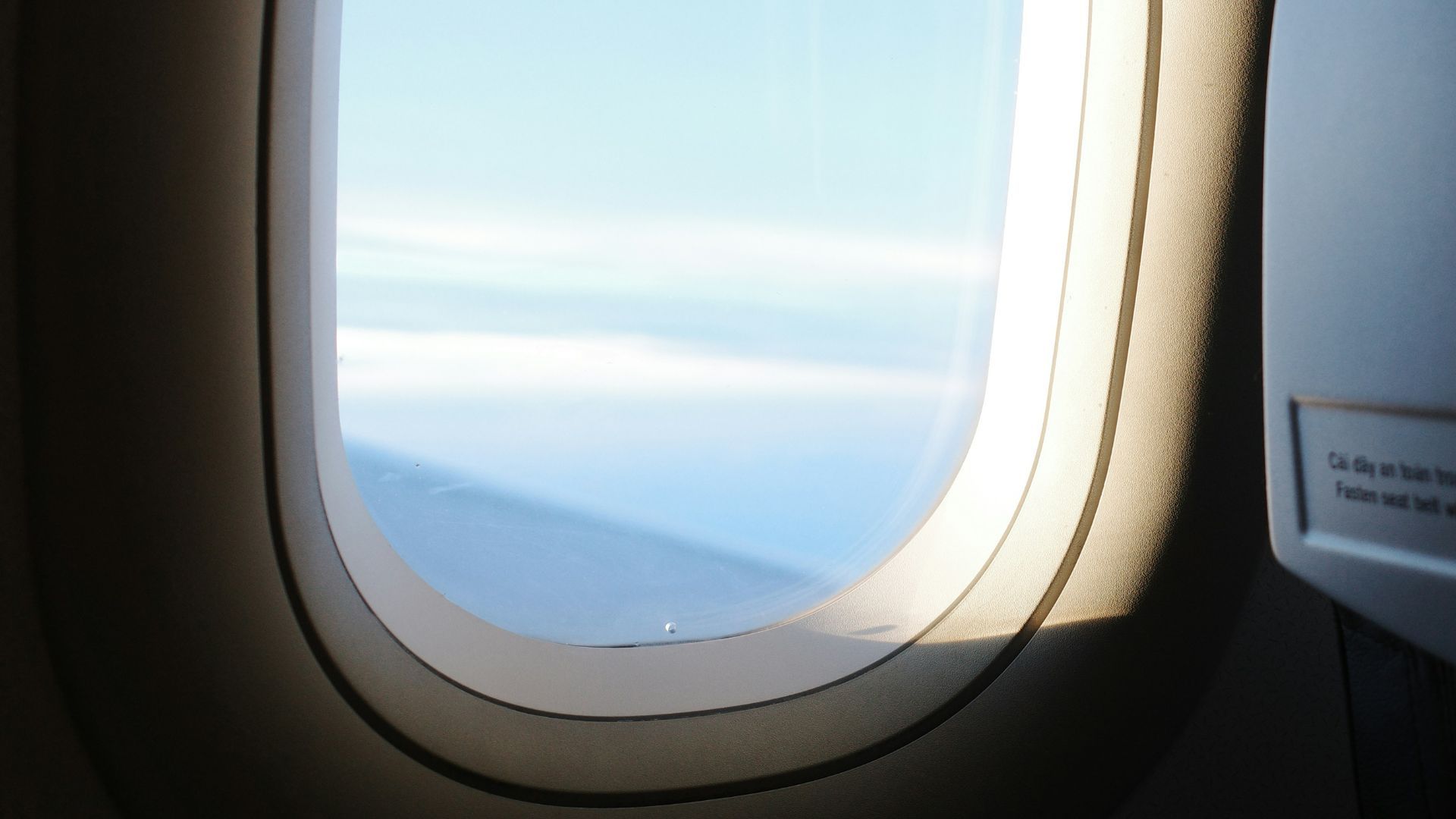 Почему в иллюминаторах самолетов всегда есть маленькое отверстие - Интересное 24 Почему в иллюминаторах самолетов всегда есть маленькое отверстие - Интересное 24