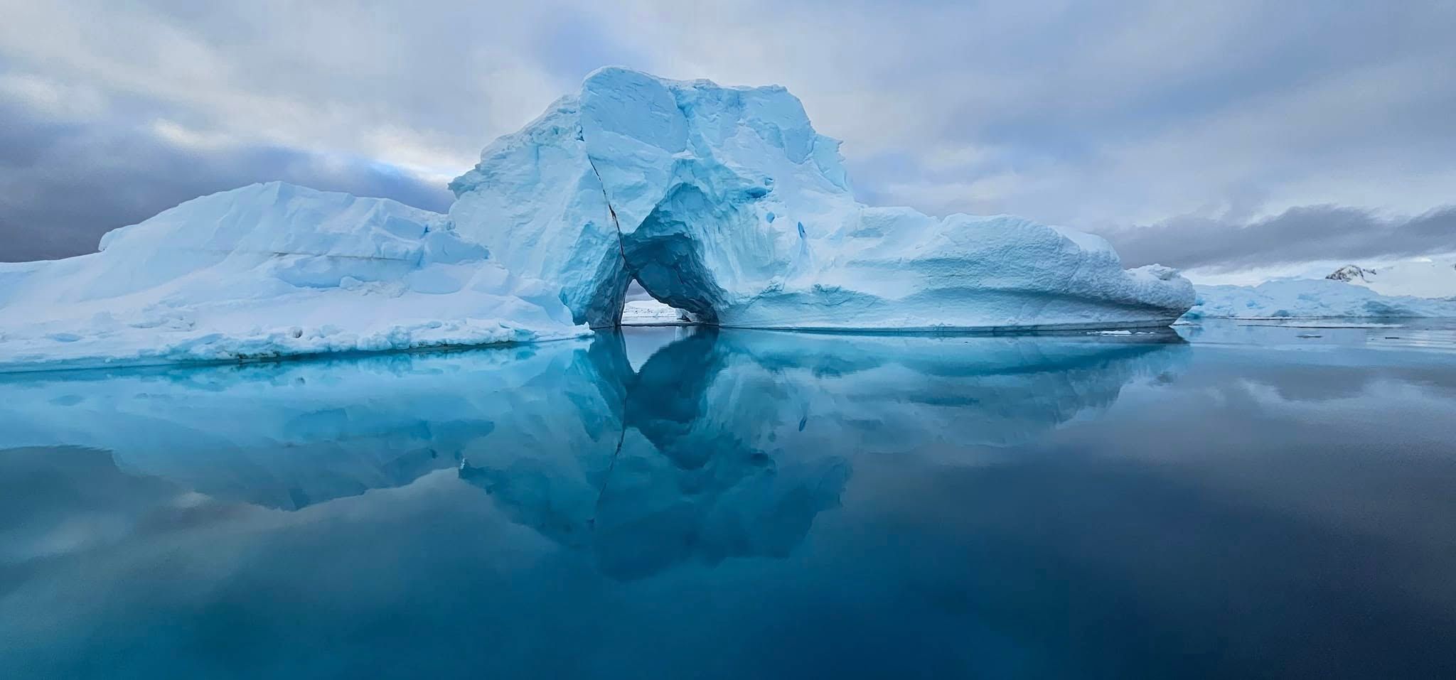 Полярники со станции Академик Вернадский сняли ледник с редкой природной аркой