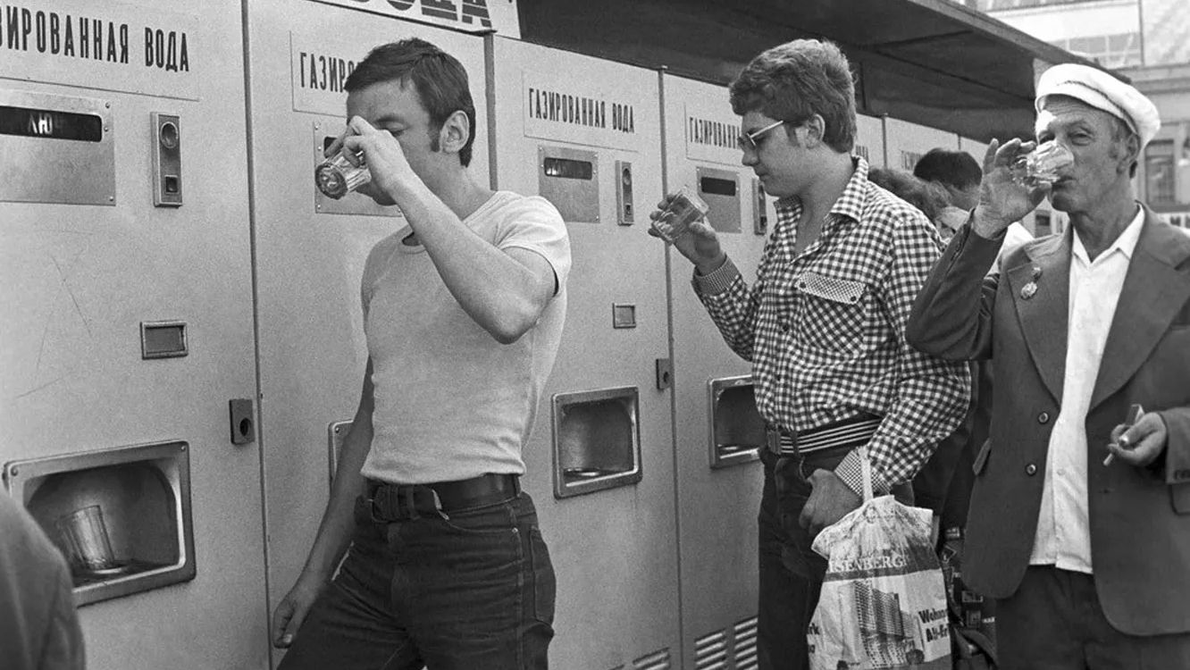 Історія гранованої склянки: як з'явилася та скільки було граней Історія гранованої склянки: як з'явилася та скільки було граней