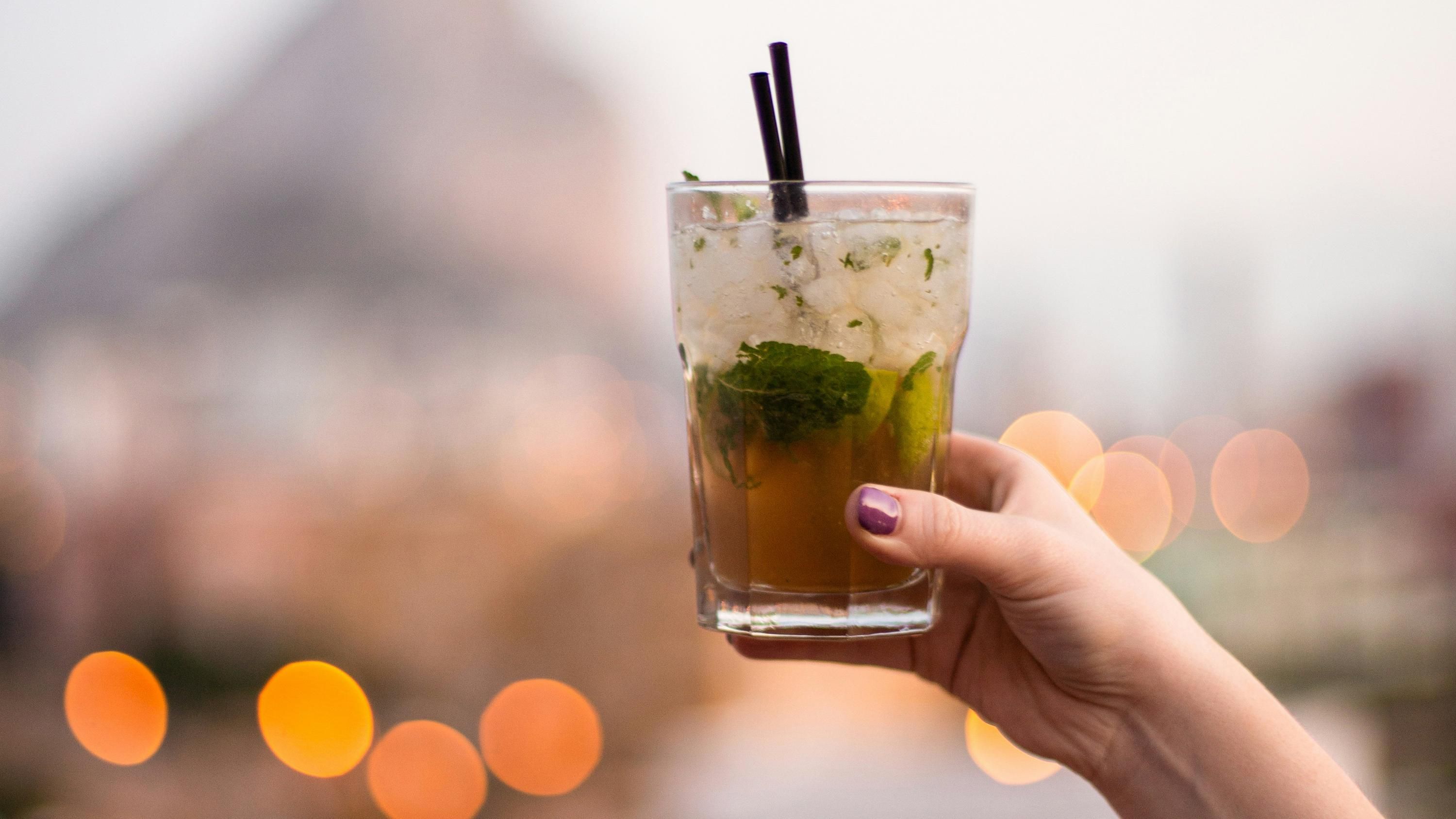 Зачем в коктейле нужны две трубочки: какие причины Зачем в коктейле нужны две трубочки: какие причины