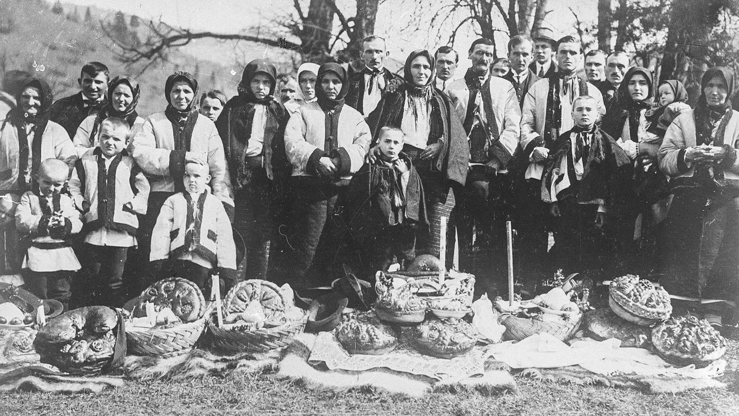 Від кропиви та насіння до ножів і крейди: що клали українців у великодній кошик 100 років тому