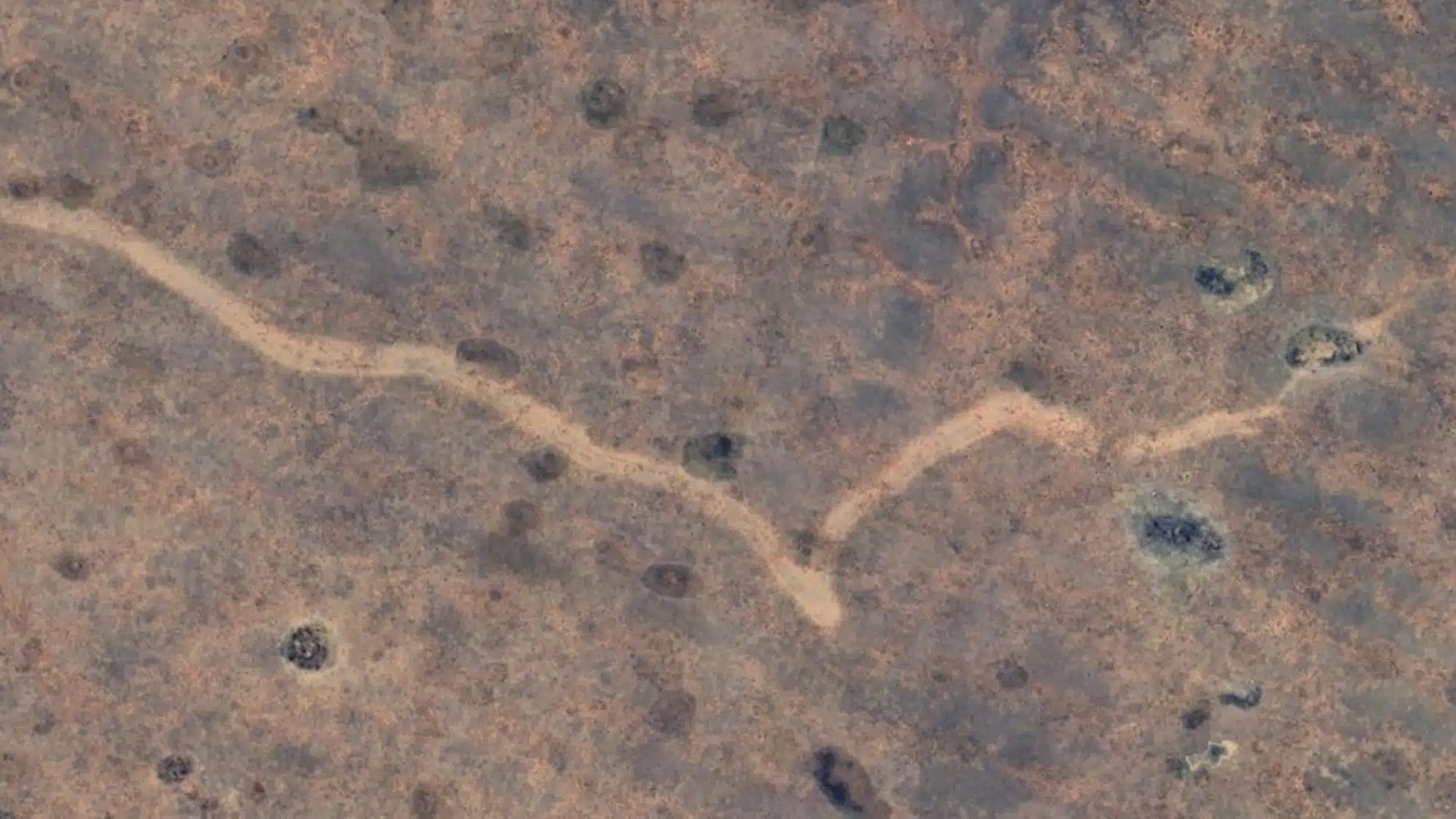 На равнине Налларбор в Австралии обнаружили странную длинную полосу на поверхности земли: что о ней известно